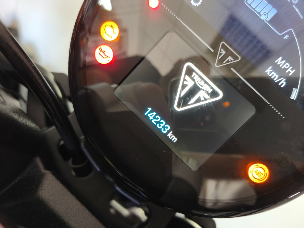 Triumph Trident 660 Triple Tribute (2024) TOP - Obrázek 4